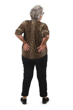 Beyaz arka planda izole edilmiş sırt ağrısı çeken yaşlı bir kadının uzun bir portresinin arka planı.