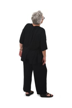 Yaşlı bir kadının beyaz arka planda dikilip bakışları.