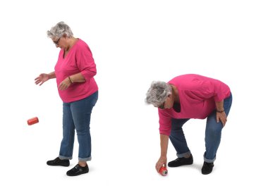 Aynı kadın beyaz arka planda çöp kutusunu fırlatıp alıyor.