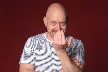 Eli ile gösteren bir adamın portresi Hadi Red Backgroun