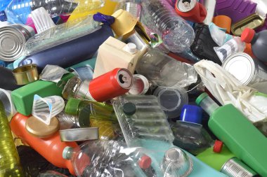 Beyaz arkaplanda çöp plastik ve kutularının tam çerçeve
