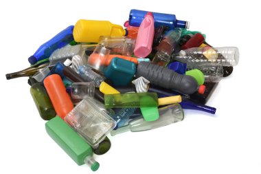 Çöp, plastik ve cam kaplar grubu beyaz arkaplanda izole edildi