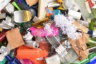 Beyaz zemin üzerinde plastik kaplar, cam, teneke kutular, kağıt ve ilaç ile çöpü kapat