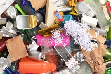 Garaj, bir grup plastik kap, cam, kutu ve kağıt beyaz arka planda.