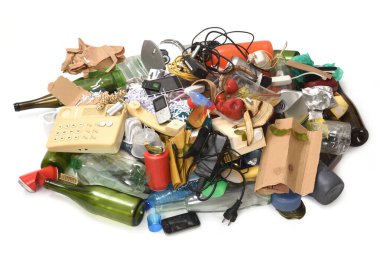Plastik kaplar, cam, teneke kutular, e-atık, kağıt, beyaz zemin üzerinde organik