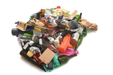 Plastik kaplar, cam, teneke kutular, e-atık, kağıt, beyaz zemin üzerinde organik