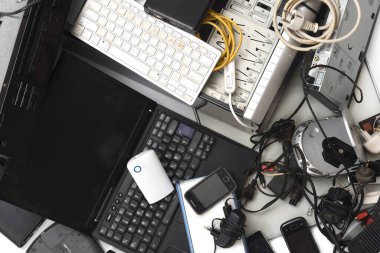 Elektronik atık yığınının üst görünümünün ayrıntıları 