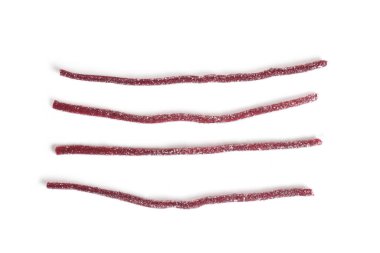 Beyaz arka planda kirazlı meyan kökü çubukları