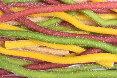 Bir sürü limon, elma, çilek, beyaz arka planda meyan kökü çubukları.