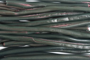 Ahududu ve böğürtlenli meyan kökü beyaz arka planda.