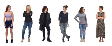 Beyaz arkaplana bakan bir grup kadının ön görüntüsü