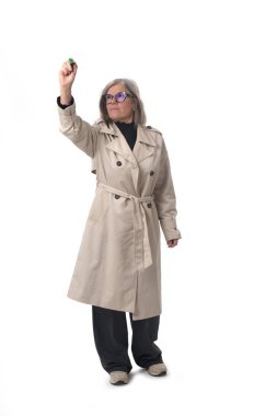 Beyaz arkaplanda yükseltilmiş kollu işaret çizen bir kadının ön görünümü