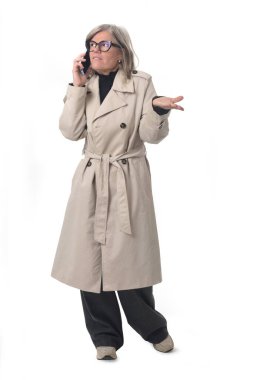 Beyaz arka planda cep telefonuyla konuşan bir kadının ön görüntüsü