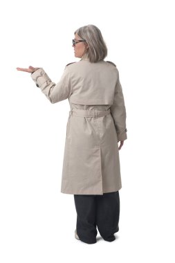 Beyaz arkaplanda elinde hayali bir nesneyi gösteren ve ona bakan kadının arka plan görüntüsü