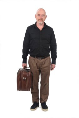 Beyaz arka planda bavulu tutan bir adamın ön görüntüsü.