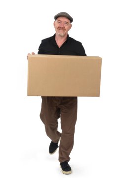 Beyaz arka planda elinde karton kutuyla yürüyen bir adamın ön görüntüsü