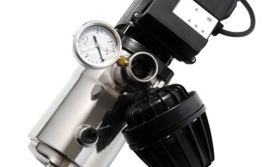 Basınç göstergesi olan bir su pompasının üst görünümü