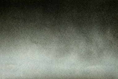 gümüş rengi sprey boya gradyanı siyah renkli kağıt üzerinde