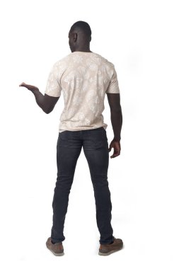 Beyaz arkaplanda elinde hayali bir nesne gösteren bir adamın arka planı