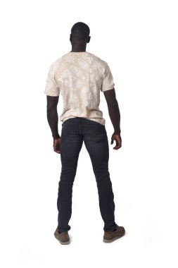 Beyaz arka planda duran bir adamın arka planı