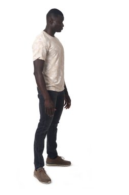 Beyaz arka planda duran bir adamın kenar görüntüsü