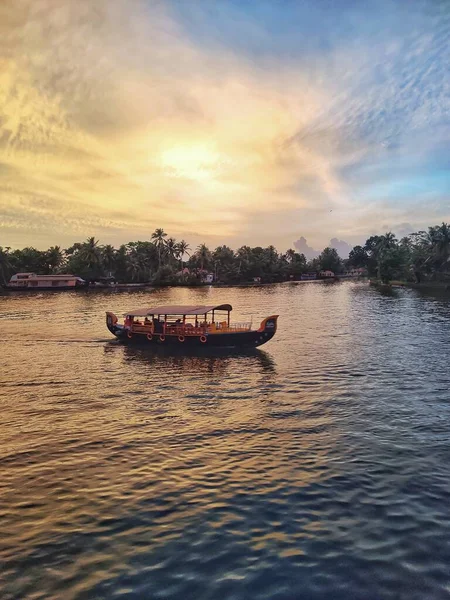 Kleines Boot Bei Sonnenuntergang Auf Einem Fluss — Stockfoto