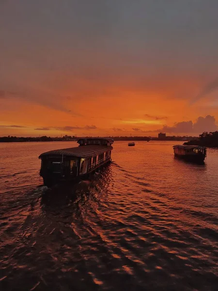 Boote Auf Dem Rückweg Zum Ufer Bei Sonnenuntergang — Stockfoto