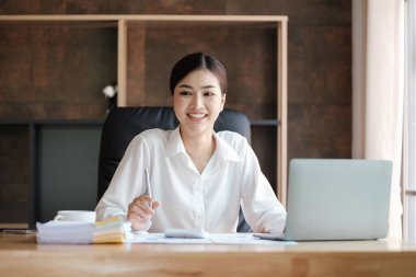 Ofisteki Akıllı Kadın. Yüksek kalite fotoğraf