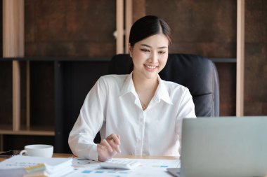 Ofisteki Akıllı Kadın. Yüksek kalite fotoğraf