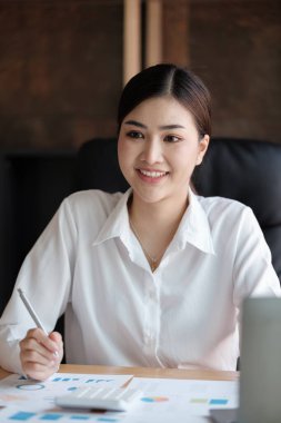 Ofisteki Akıllı Kadın. Yüksek kalite fotoğraf