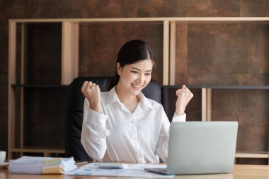 Ofisteki Akıllı Kadın. Yüksek kalite fotoğraf