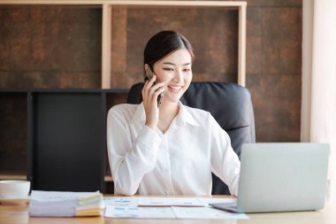 Ofisteki Akıllı Kadın. Yüksek kalite fotoğraf