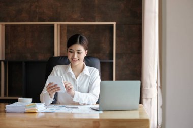 Ofisteki Akıllı Kadın. Yüksek kalite fotoğraf