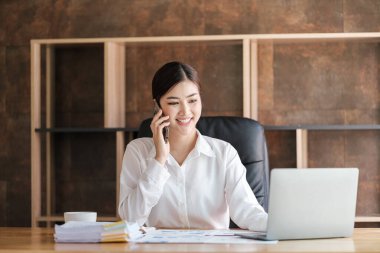 Ofisteki Akıllı Kadın. Yüksek kalite fotoğraf