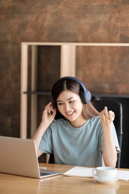 Bilgisayarlı akıllı Asyalı kadın evde bilgisayar öğreniyor. Yüksek kalite fotoğraf