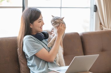 Bilgisayarlı akıllı Asyalı kadın evde bilgisayar öğreniyor. Yüksek kalite fotoğraf