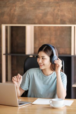 Bilgisayarlı akıllı Asyalı kadın evde bilgisayar öğreniyor. Yüksek kalite fotoğraf