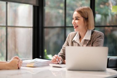 Bahçe ofisinde çalışan akıllı kadın. Yüksek kalite fotoğraf