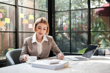 Bahçe ofisinde çalışan akıllı kadın. Yüksek kalite fotoğraf