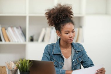 Güzel bir ofiste çalışan zeki Afrikalı kadınlar, dizüstü bilgisayarla çalışan, telefonu kullanan, cep telefonuyla konuşan. - Evet. Yüksek kalite fotoğraf