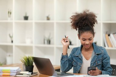Güzel bir ofiste çalışan zeki Afrikalı kadınlar, dizüstü bilgisayarla çalışan, telefonu kullanan, cep telefonuyla konuşan. - Evet. Yüksek kalite fotoğraf