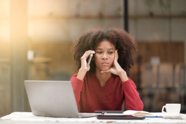 Bilgisayarlı telefon ve tabletle çalışan Amerikalı Afrikalı Kadın. Yüksek kalite fotoğraf