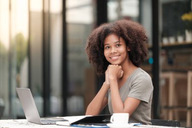 Bilgisayarlı telefon ve tabletle çalışan Amerikalı Afrikalı Kadın. Yüksek kalite fotoğraf