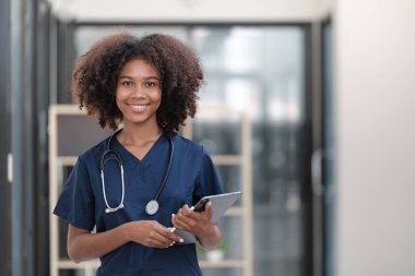 Klinikteki ofisinde steteskoplu kadın Afrikalı Amerikalı doktorun portresi. Yüksek kalite fotoğraf