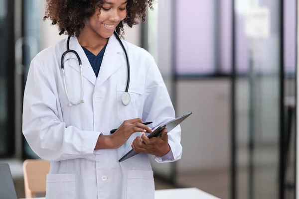 Klinikteki ofisinde steteskoplu kadın Afrikalı Amerikalı doktorun portresi. Yüksek kalite fotoğraf