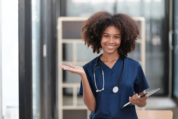 Klinikteki ofisinde steteskoplu kadın Afrikalı Amerikalı doktorun portresi. Yüksek kalite fotoğraf