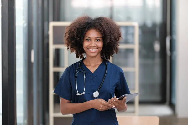 Klinikteki ofisinde steteskoplu kadın Afrikalı Amerikalı doktorun portresi. Yüksek kalite fotoğraf