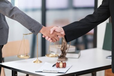 Avukatlık bürosu. Terazili Adalet Anıtı ve dizüstü bilgisayarda çalışan bir avukat. Hukuk hukuku, tavsiye ve adalet kavramı. - Evet. Yüksek kalite fotoğraf