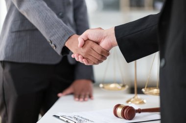 Avukatlık bürosu. Terazili Adalet Anıtı ve dizüstü bilgisayarda çalışan bir avukat. Hukuk hukuku, tavsiye ve adalet kavramı. - Evet. Yüksek kalite fotoğraf