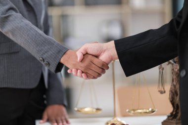 Avukatlık bürosu. Terazili Adalet Anıtı ve dizüstü bilgisayarda çalışan bir avukat. Hukuk hukuku, tavsiye ve adalet kavramı. - Evet. Yüksek kalite fotoğraf